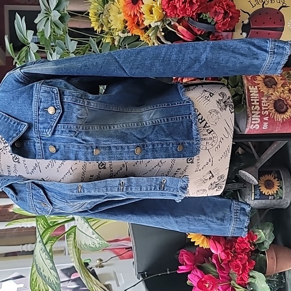 Crop Denim Raw Hem Jacket. NWOT - Picture 2 of 8